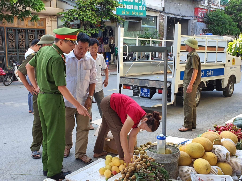 Lực lượng chức năng Thị trấn Tam Hồng xử lí vi phạm hành lang an toàn giao thông đường bộ