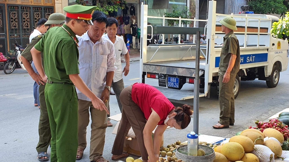 Vĩnh Phúc: Tổ chức xử lý vi phạm hành lang an toàn giao thông đường bộ tại thị trấn Tam Hồng