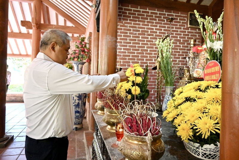Đ.c Chủ tịch UBND thành phố Nguyễn Việt Phương, dâng hương tưởng nhớ Chủ tịch Hồ Chí Minh