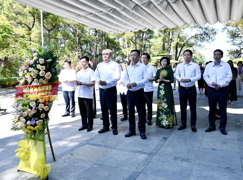Đoàn đại biểu thành phố Vĩnh Yên dâng hoa tưởng niệm các anh hùng liệt sỹ tại Nghĩa trang Liệt sỹ quốc gia Trường Sơn