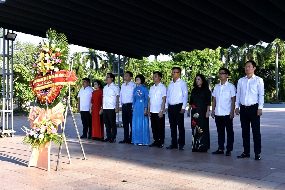 Đoàn đại biểu thành phố dâng hoa, hương tại tưởng nhớ các anh hùng liệt sỹ tại Thành cổ Quảng trị