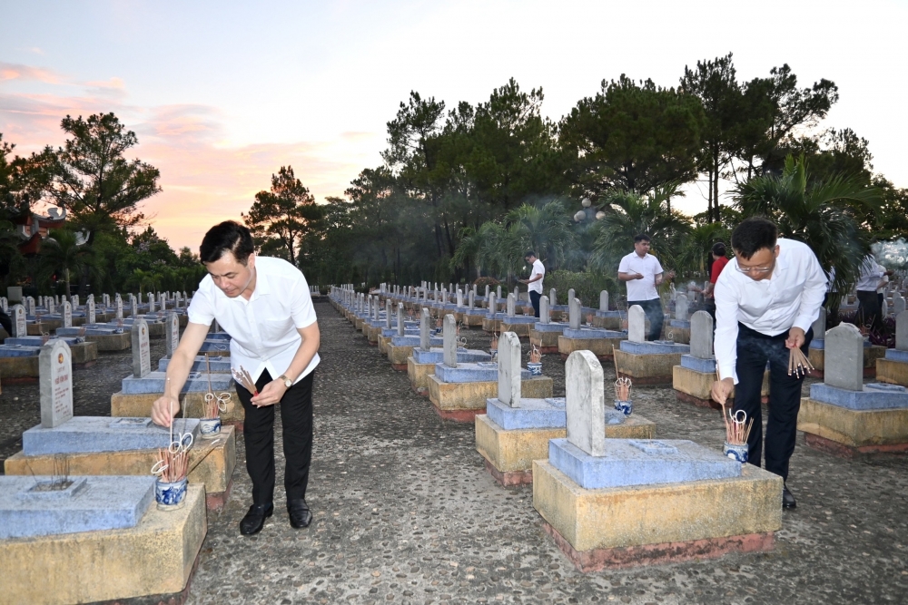Các đại biểu dâng hương tại phần mộ các anh hùng liệt sĩ quê hương Vĩnh Phúc