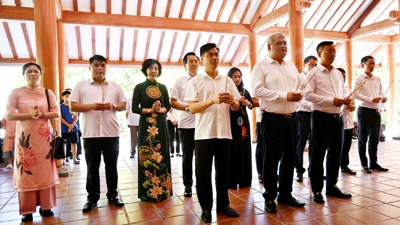 Vĩnh Yên - Vĩnh Phúc: Dâng hương viếng nghĩa trang liệt sỹ quốc gia Trường Sơn và viếng mộ Đại tướng Võ Nguyên Giáp