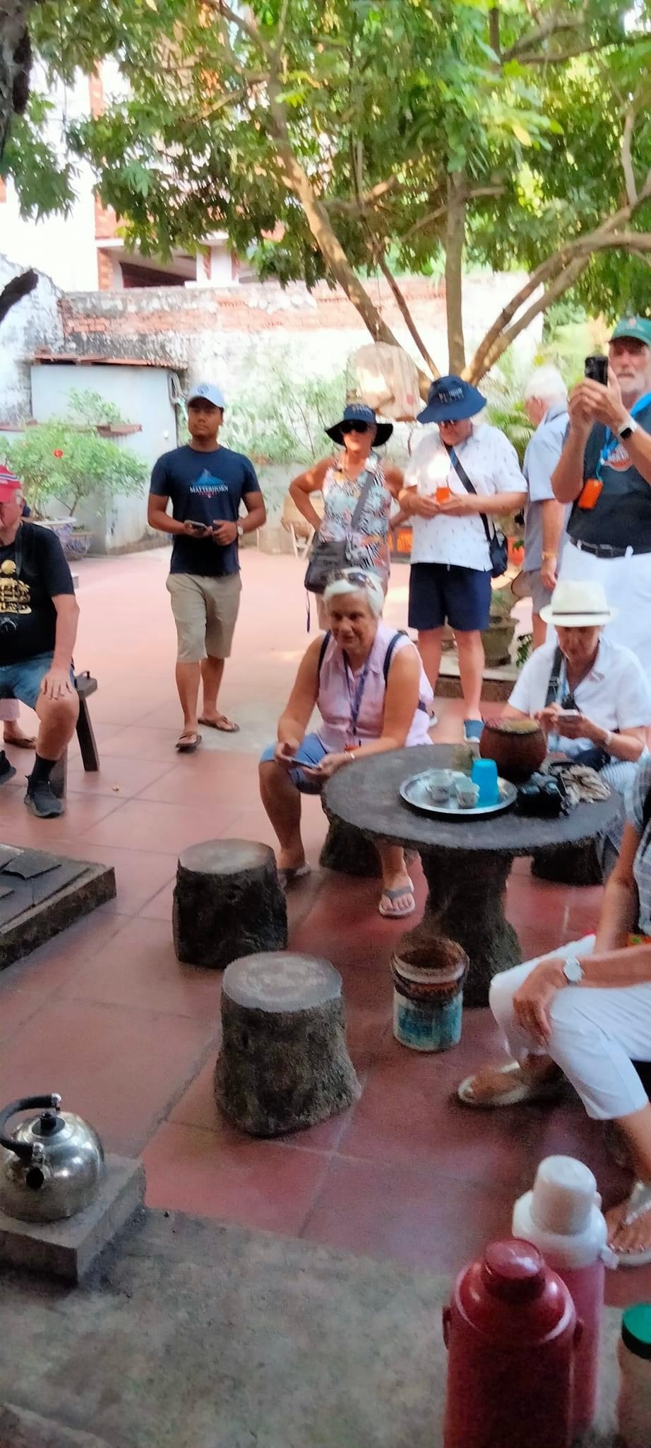du khách nước ngoài (Anh, Đức, Pháp) đến thăm làng nghề rèn Bàn Mạch.