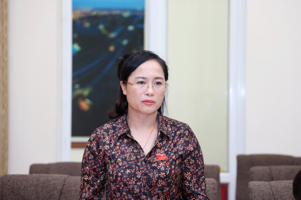 Đại biểu Nguyễn Thị Minh Hiên, Tổ đại biểu huyện Lập Thạch thảo luận tại tổ