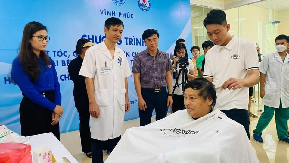 Cắt tóc, gội đầu miễn phí cho hơn 440 người bệnh tại Bệnh viện đa khoa tỉnh Vĩnh Phúc