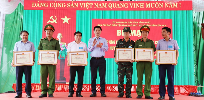 Phó Chủ tịch UBND tỉnh Nguyễn Văn Khước trao Bằng khen của UBND tỉnh cho các tập thể, cá nhân có thành tích xuất sắc trong diễn tập