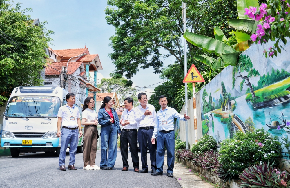 Các đồng chí cán bộ, hội viên Hội Nhà báo tỉnh tìm hiểu thực tế tại xã Cao Phong, huyện Sông Lô.