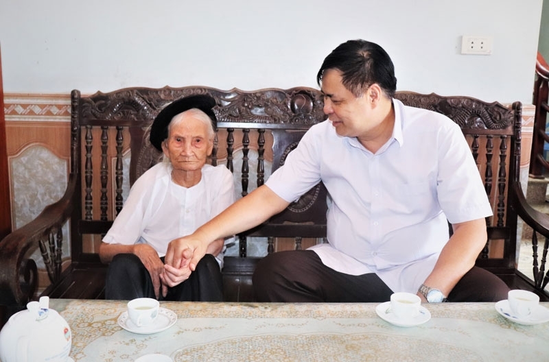 Ông Nguyễn Ngọc Bình - Bí thư Thành ủy tặng quà và thăm hỏi Mẹ Việt Nam anh hùng Nguyễn Thị Mứt.