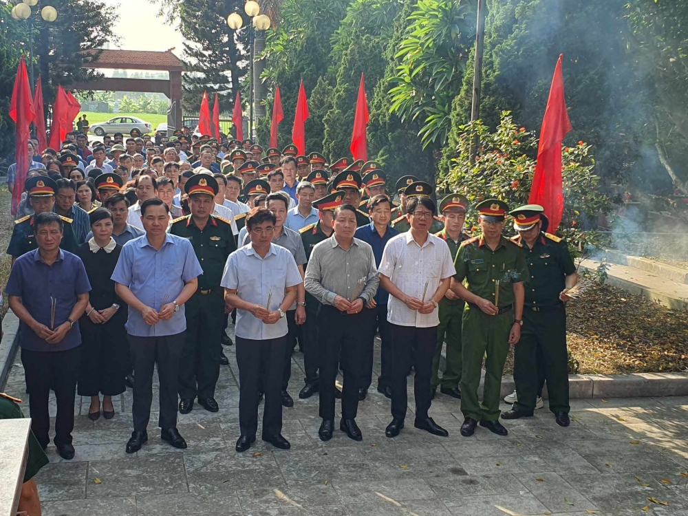 Lãnh đạo huyện Bình Xuyên dâng hương anh hùng liệt sĩ tại nghĩa trang Trần Hưng Đạo