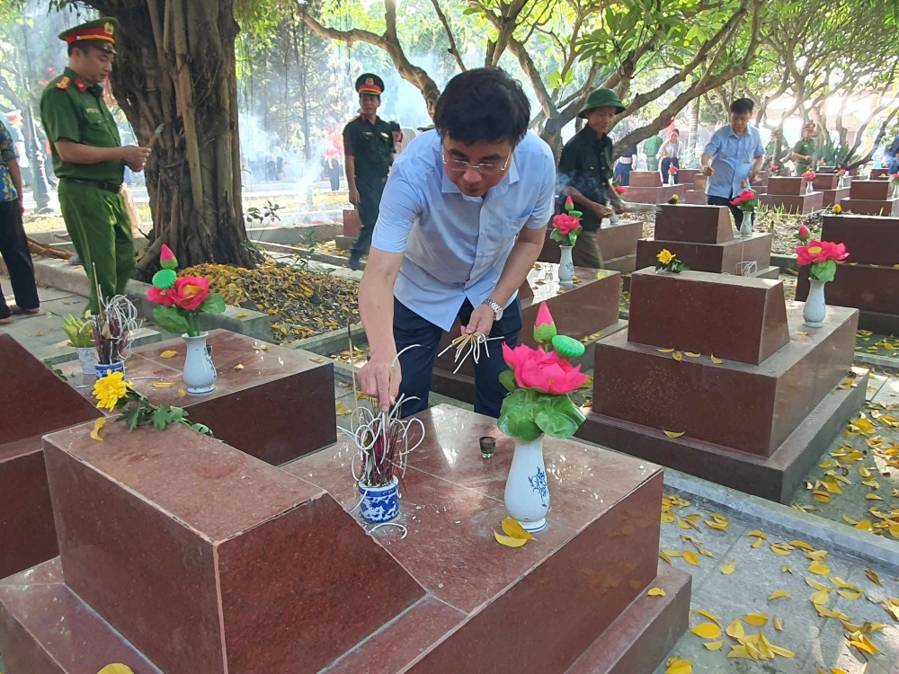 Bí thư huyện Bình Xuyên thắp hương các mộ anh hùng liệt sĩ