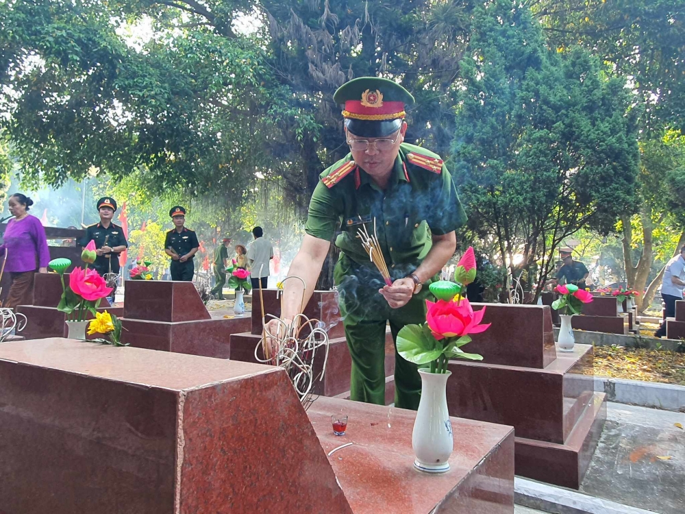 Vĩnh Phúc: Lãnh đạo huyện Bình Xuyên thắp hương tri ân các anh hùng liệt sĩ
