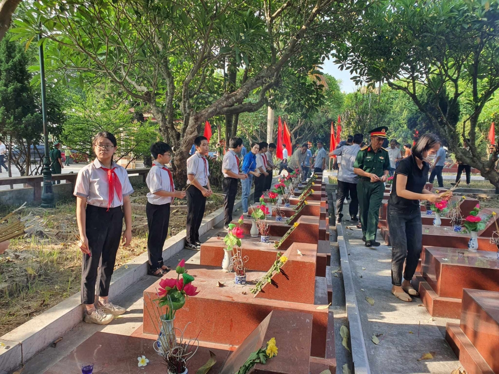 Vĩnh Phúc: Lãnh đạo huyện Bình Xuyên thắp hương tri ân các anh hùng liệt sĩ