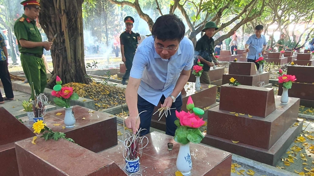 Vĩnh Phúc: Lãnh đạo huyện Bình Xuyên thắp hương tri ân các anh hùng liệt sĩ