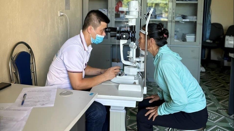 Tổ chức khám mắt, tặng quà cho các thương binh, bệnh binh