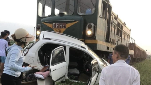 Vĩnh Phúc: Va chạm giữa tàu hỏa và ô tô, 2 người bị thương