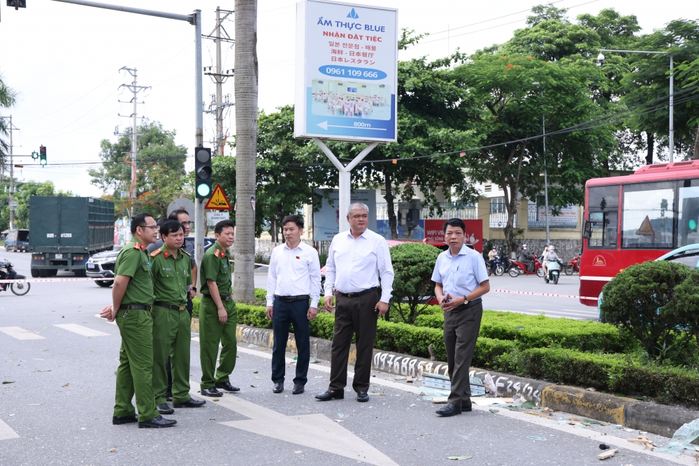 Chủ tịch UBND thành phố Vĩnh Yên Nguyễn Việt Phương cùng các lực lượng chức năng có mặt tại hiện trường vụ nổ khí gas để chỉ đạo công tác cứu nạn, cứu hộ.