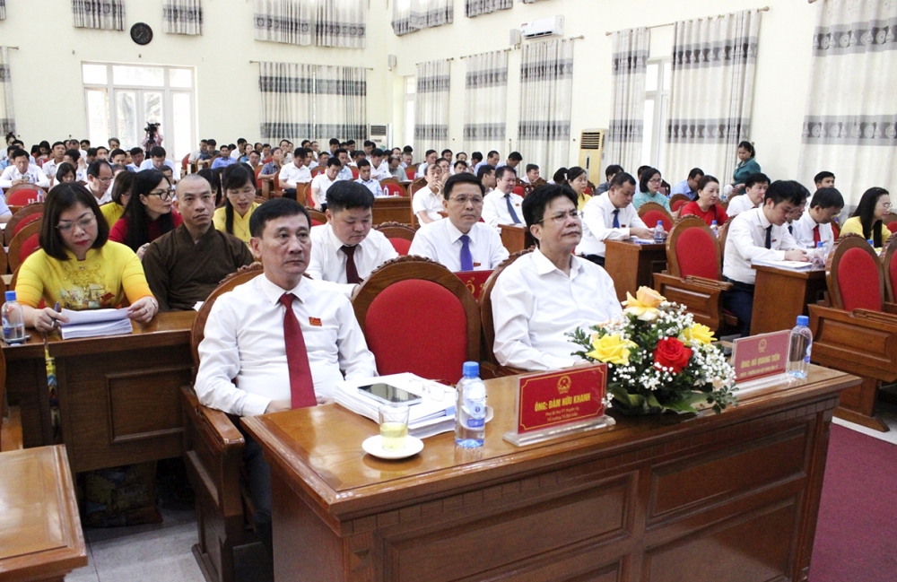 Trưởng Ban Nội chính Tỉnh ủy Hà Quang Tiến và các đại biểu dự kỳ họp. 