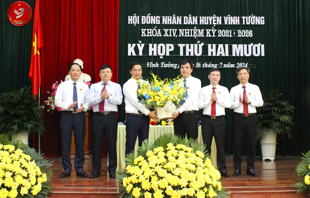 Đại diện lãnh đạo huyện Vĩnh Tường tặng hoa chia tay đồng chí Nguyễn Xuân Quang nhận nhiệm vụ mới. Đại diện lãnh đạo huyện Vĩnh Tường tặng hoa chia tay đồng chí Nguyễn Xuân Quang nhận nhiệm vụ mới.