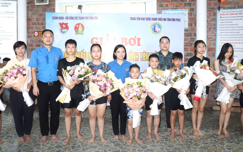 Lãnh đạo Thành Đoàn, lãnh đạo Trung tâm hoạt động thanh thiếu nhi tỉnh tặng hoa cho các đội tham dự giải
