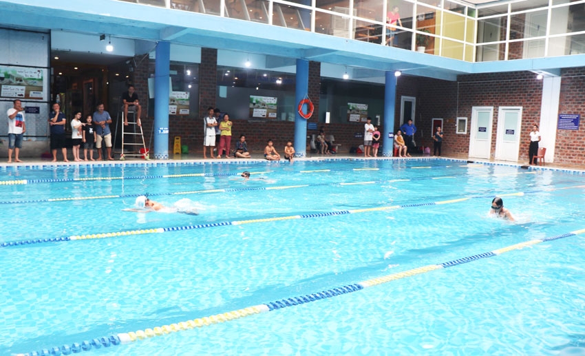 Các vận động viên nam tham gia bơi ở cự ly 50m