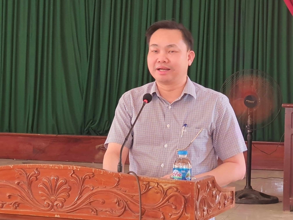 Ông Nguyễn Mạnh Hùng, Chủ tịch UBND huyện Bình Xuyên trả lời các ý kiến của người dân liên quan đến vấn đề chuyển Trường THCS Thanh Lãng