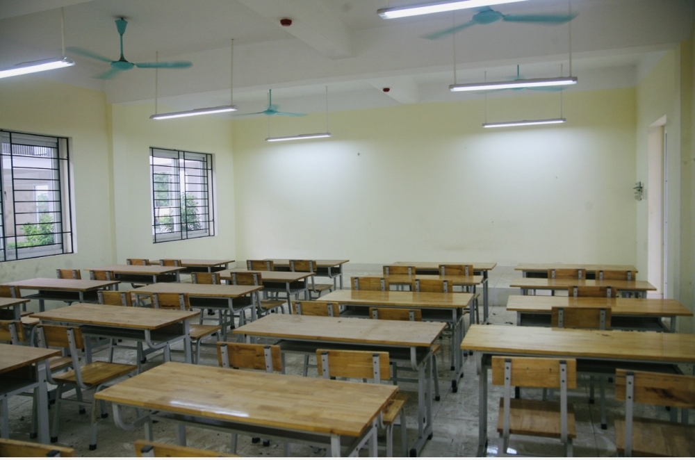 Lớp học, bàn ghế tại Trường THCS Nguyễn Duy Thì vẫn còn mới do chưa được sử dụng.