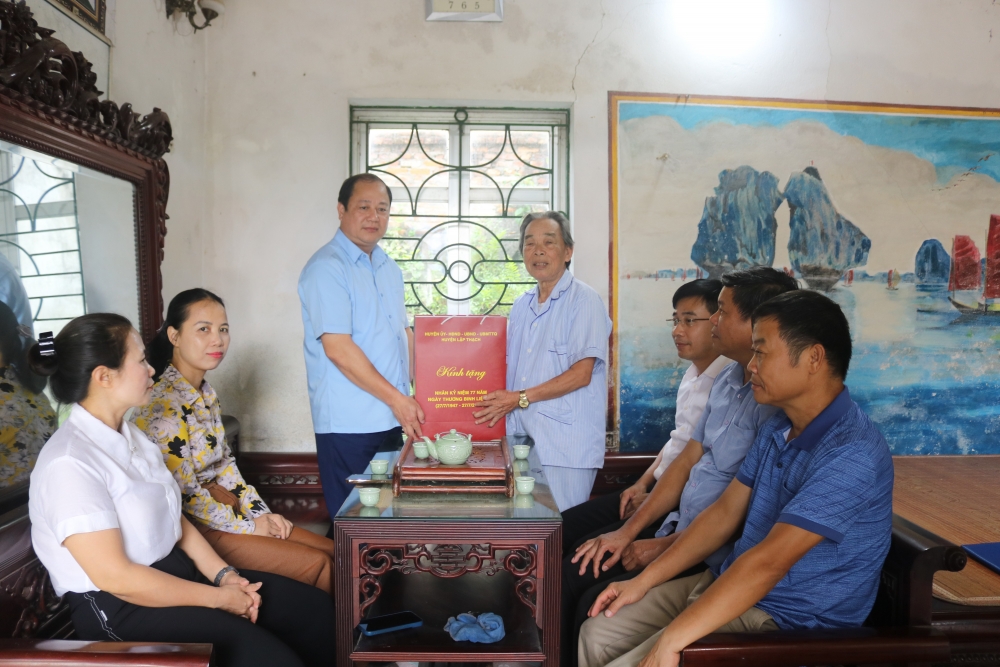 Đồng chí: Hoàng Long Biên, Chủ tịch Ủy ban nhân dân huyện, thăm, tặng quà Thương binh Hà Trọng Kim, Thương binh 23% - TDP Phú Lâm - TT. Lập Thạch