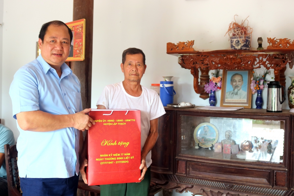 Đồng chí: Hoàng Long Biên, Chủ tịch Ủy ban nhân dân huyện, thăm, tặng quà Ông: Đỗ Đình Nghiệp - Thương binh 22% - Thôn Vân Trục - Xã Vân Trục