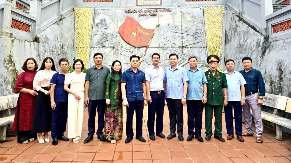 Lãnh đạo huyện Bình Xuyên tri ân các anh hùng liệt sĩ tại Hà Giang
