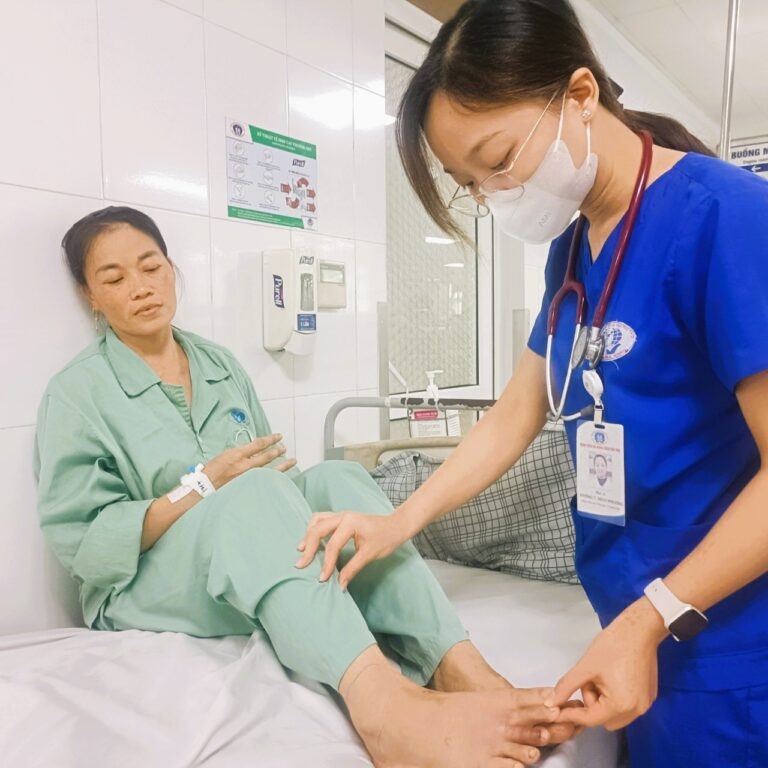 Người bệnh N.T.T.H (38 tuổi, địa chỉ tại Thanh Sơn, Phú Thọ) bị rắn lục đuôi đỏ cắn vào chân tại vườn nhà.