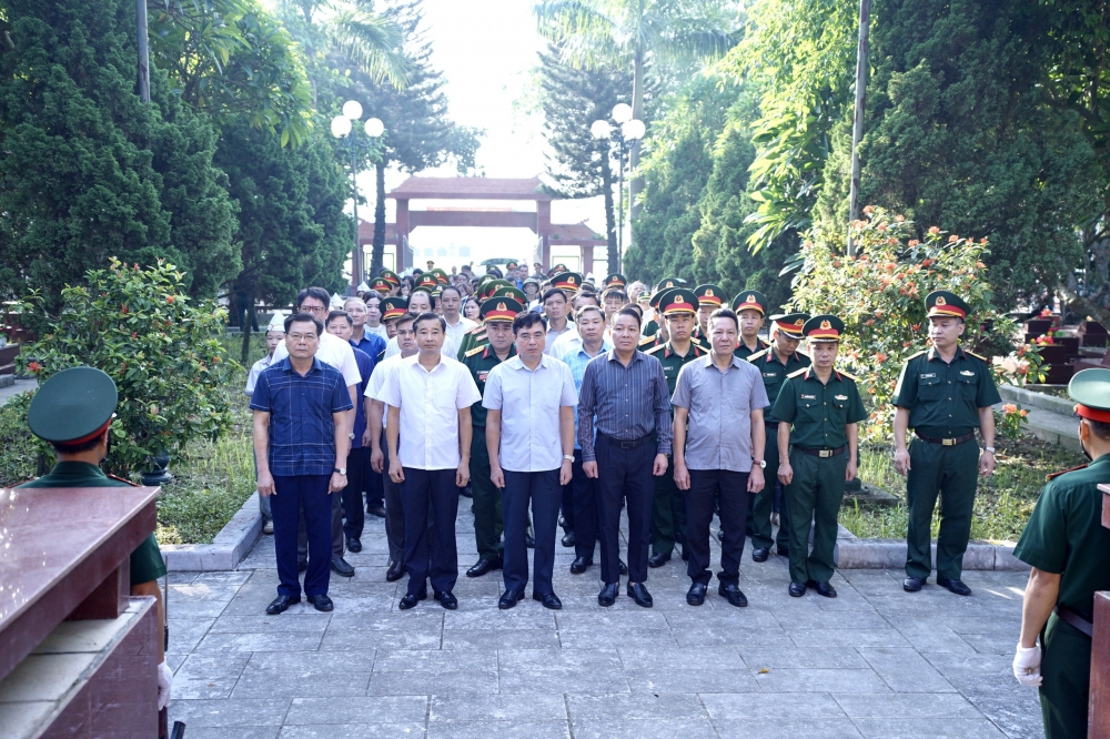 Toàn cảnh lãnh đạo huyện Bình Xuyên tại lễ dương hương
