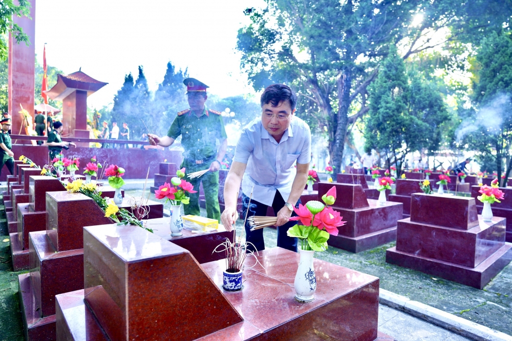 Ông Nguyễn Minh Trung, Bí thư huyện ủy Bình Xuyên thắp hương các mộ anh hùng liệt sĩ