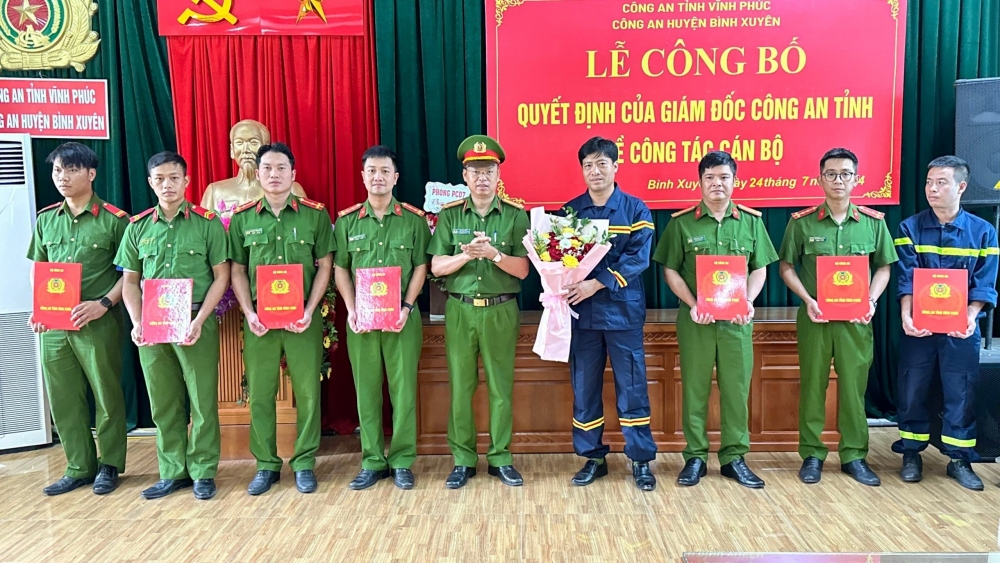 Lãnh đạo Công an huyện Bình Xuyên trao quyết định công tác cán bộ