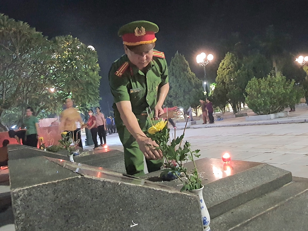 Trung tá Phạm Văn Thắng - Phó Trưởng Công an huyện Bình Xuyên thắp hương các anh hùng liệt sĩ
