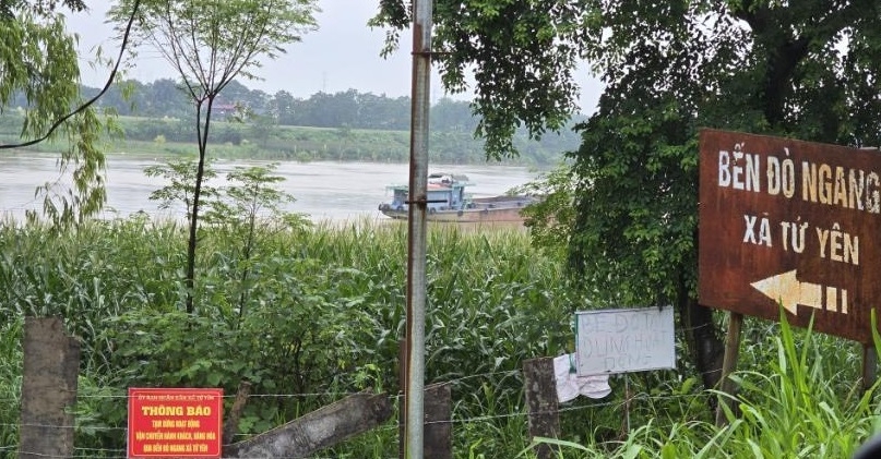 Đội Cảnh sát đường thủy phối hợp Công an xã Tứ Yên, chính quyền địa phương lập biên bản đình chỉ hoạt động của bến (tiến hành lập hàng rào tại bến) do không đảm bảo điều kiện hoạt động.