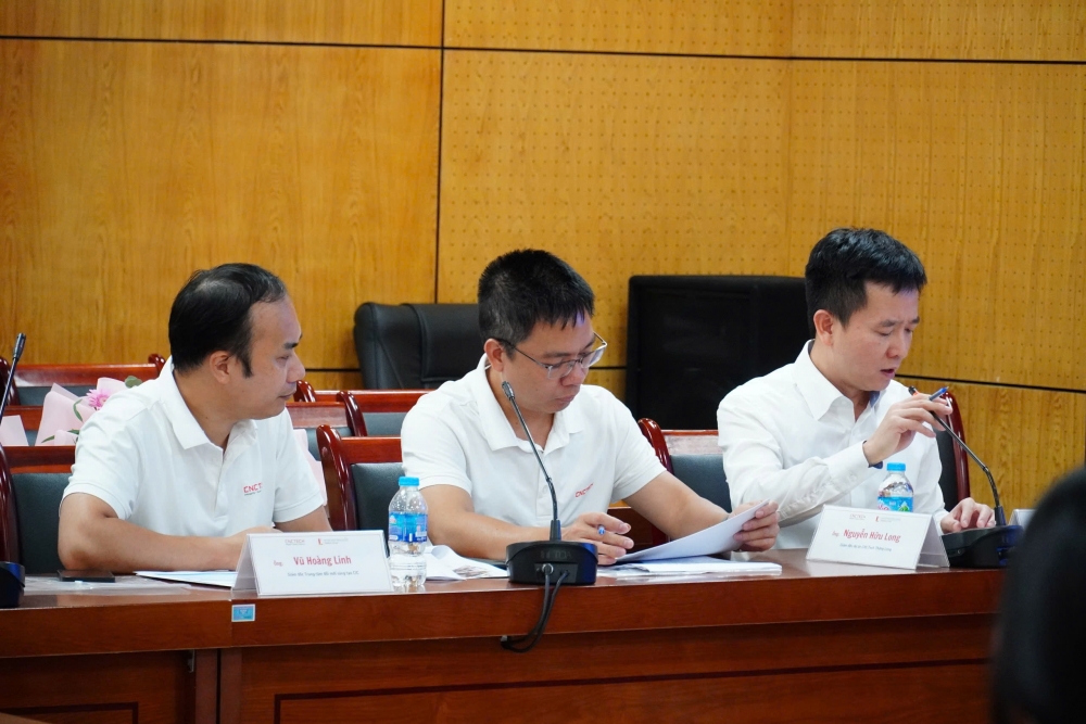 Ban Giám khảo đã đặt câu hỏi, phản biện và đưa ra những góp ý cho các ý tưởng