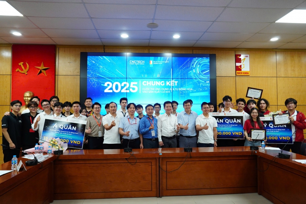 Ban Tổ chức chụp ảnh lưu niệm cùng các đội đạt giải