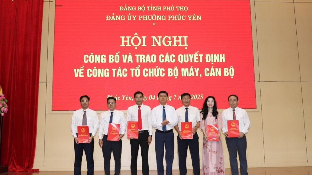 Phường Phúc Yên công bố các quyết định về tổ chức bộ máy và công tác cán bộ
