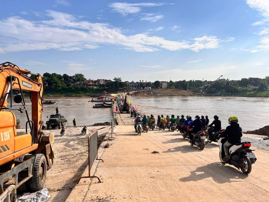 Cầu phao hoạt động trở lại giúp người dân qua sông thuận tiện hơn.