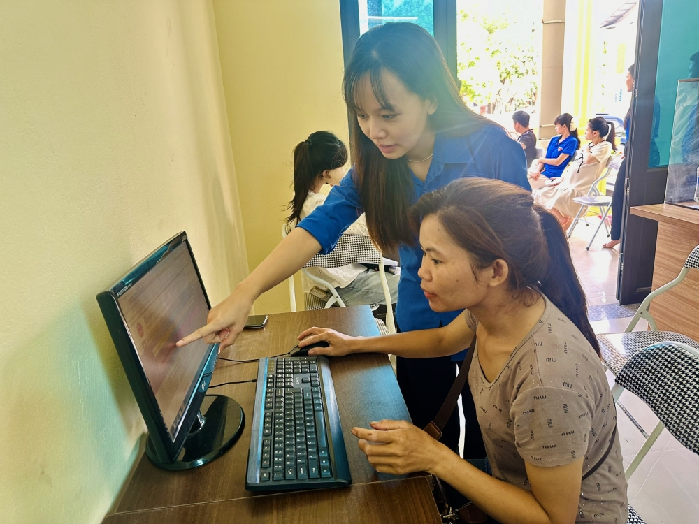 Đoàn thanh niên xã Bình Tuyền hỗ trợ Nhân dân giải quyết 