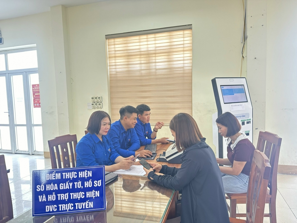 Các đồng chí Đoàn viên hỗ trợ hướng dẫn người dân thủ tục hành chính