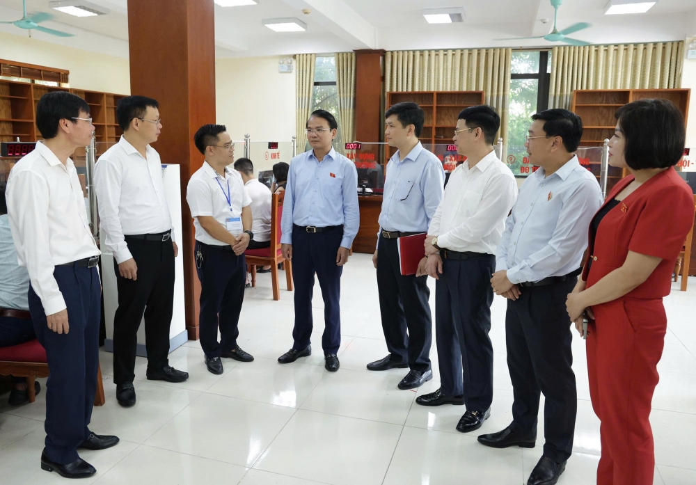 Đồng chí Đặng Xuân Phong, Ủy viên BCH Trung ương Đảng, Bí thư Tỉnh ủy cùng các đại biểu tham quan Trung tâm Phục vụ hành chính công phường Vĩnh Yên.