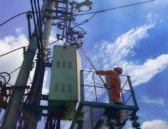 Công nhân Điện lực Phú Thọ gồng mình dưới nắng nóng