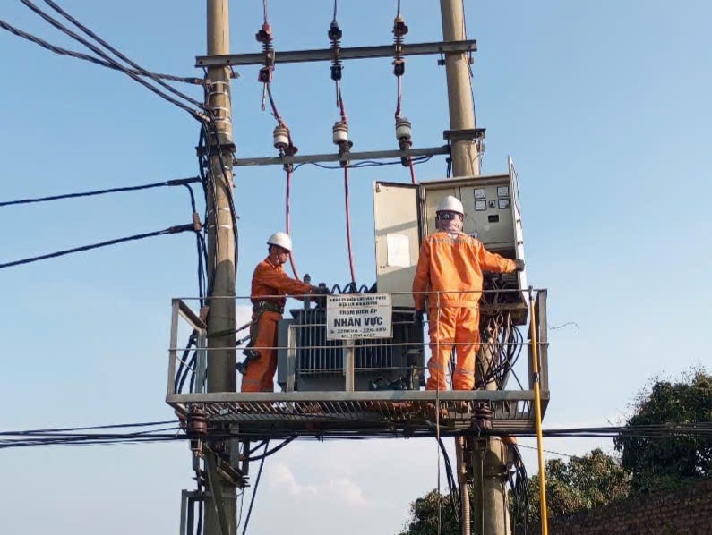 Công nhân Điện lực Phú Thọ gồng mình dưới nắng nóng