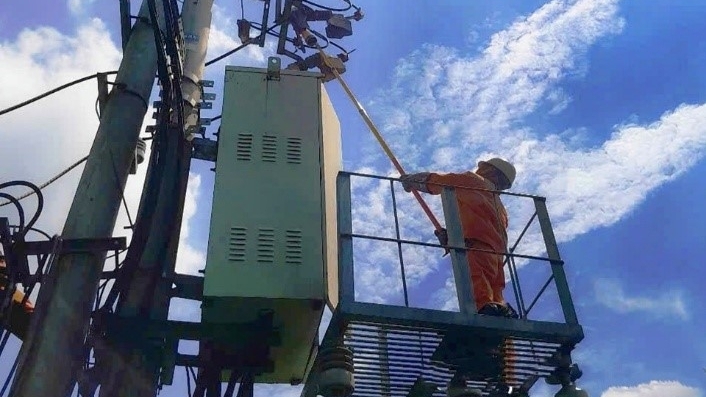 Công nhân Điện lực Phú Thọ gồng mình dưới nắng nóng