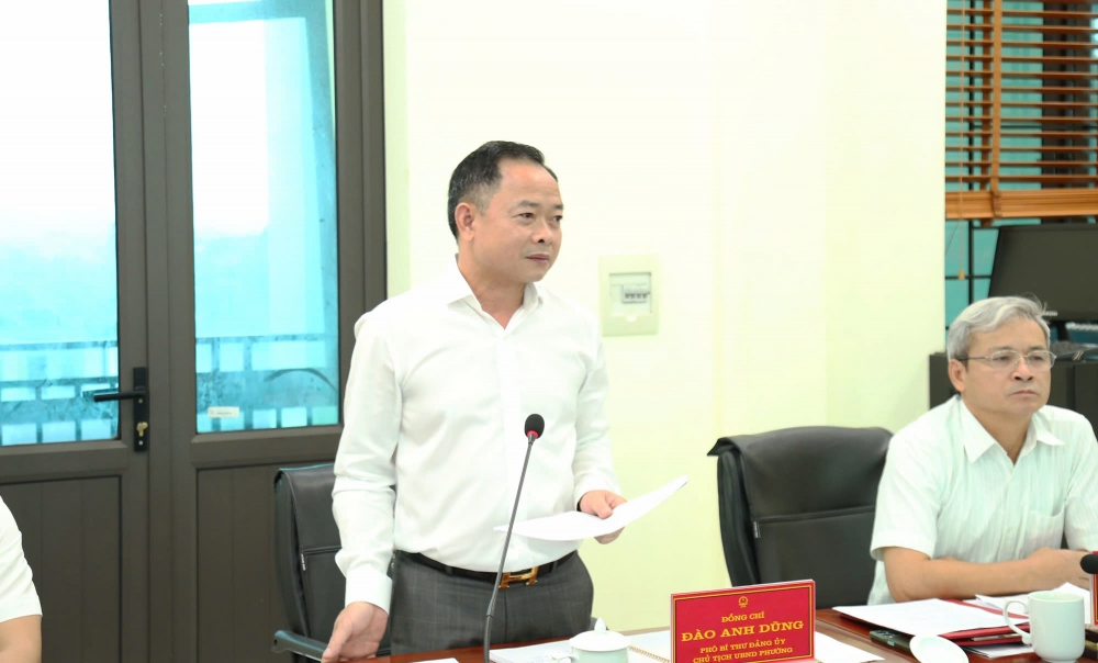 Phó Chủ tịch UBND phường Xuân Hòa Đào Anh Dũng báo cáo tại hội nghị