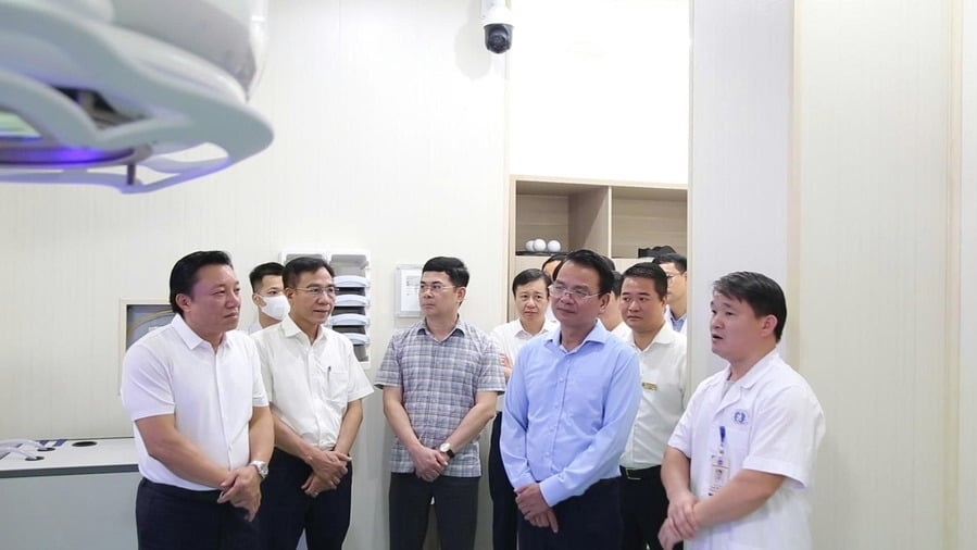 Bí thư Tỉnh ủy Đặng Xuân Phong thăm và làm việc tại Bệnh viện Đa khoa Phú Thọ