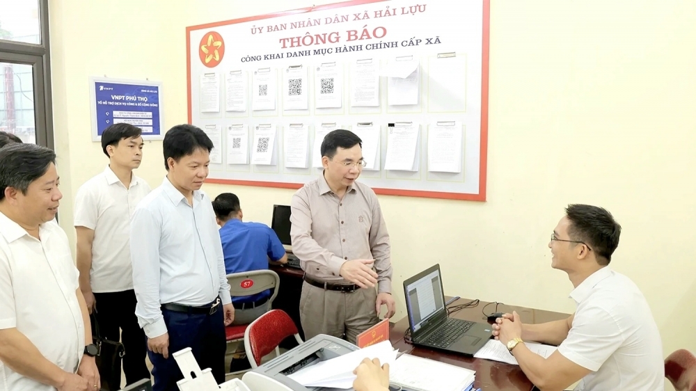 Phó Bí thư Tỉnh ủy Phú Thọ kiểm tra việc vận hành tại xã Hải Lựu