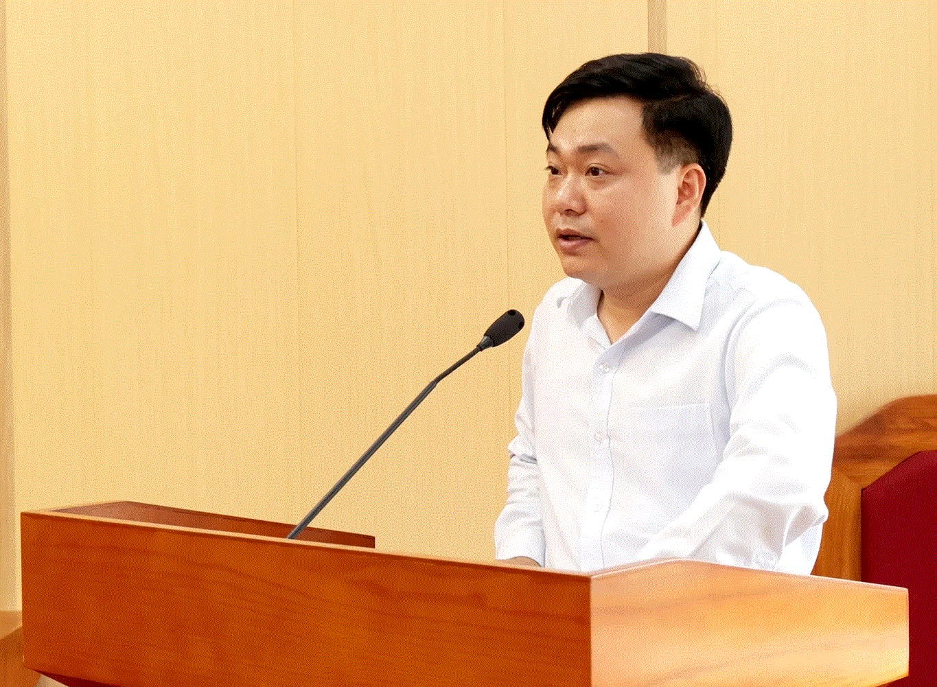 Đồng chí Nguyễn Mạnh Tuấn, Bí thư Đảng ủy, Chủ tịch HĐND xã Tam Đảo báo cáo tình hình thực hiện sắp xếp đơn vị hành chính và vận hành chính quyền địa phương 2 cấp tại xã Tam Đảo